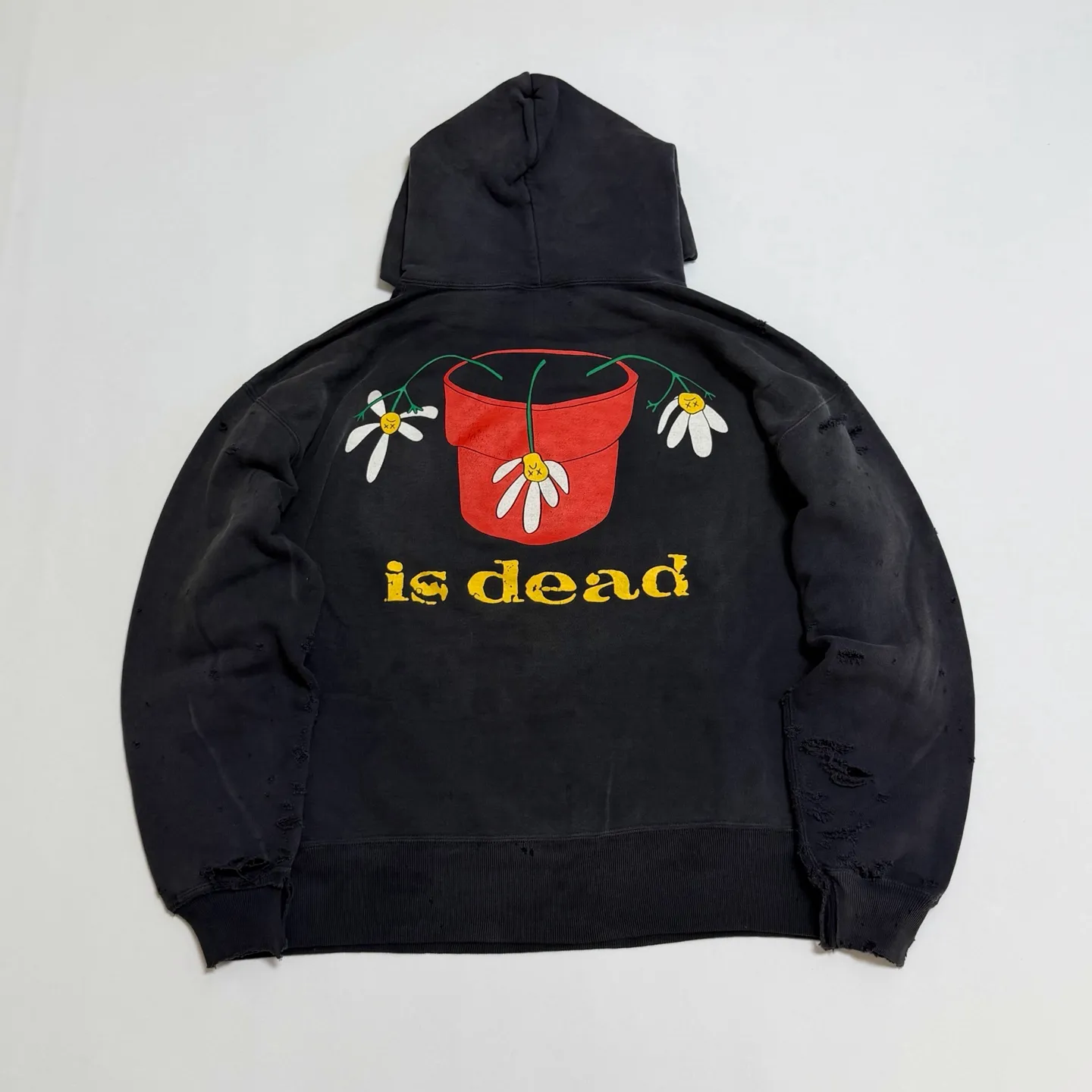 SAINT Mxxxxxx × DE LA SOUL DLS_HOODIE/DE LA SOUL/BLK DE LA SOUL co-branded potted plant destruction hoodie, washed black S-XL, a very important hoodie this season. It embodies the brand philosophy through the humorous potted plant and slogan design. In addition, through a large number of hand-made fraying, cutting and other damage processing, as well as heavy washing and oxidative fading treatment, a perfect Vintage effect is created. Original mold opening Customized co-branded main mark and wash water mark, correct version